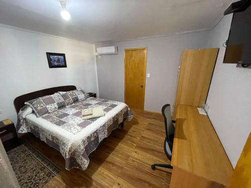 Un pat sau paturi într-o cameră la Hotel Hambyll,,,,,,,,,,,,,,,,,,,,