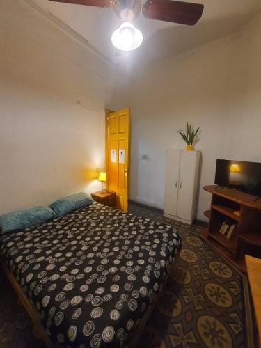 Tempat tidur dalam kamar di Hostel Morada Roots