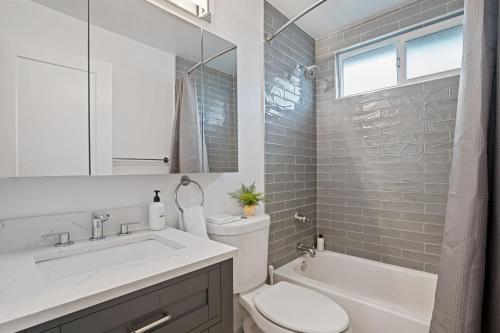 Ένα μπάνιο στο @ Marbella Lane - 3BR Coastal Escape in Pacifica