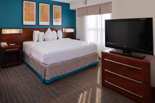 Postel nebo postele na pokoji v ubytování Residence Inn by Marriott Dayton Troy