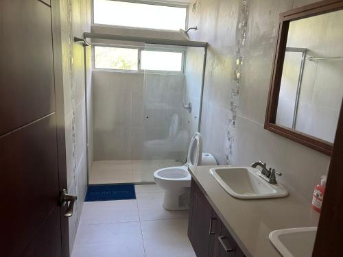 La salle de bains est pourvue de toilettes, d'un lavabo et d'une douche. dans l'établissement RESIDENCIA LOLITA, à Santa Isabel