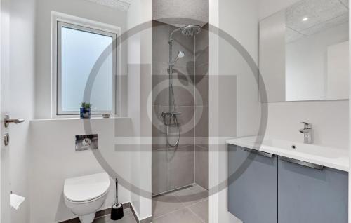 Ett badrum på Beautiful Home In Lgstrup With Wifi