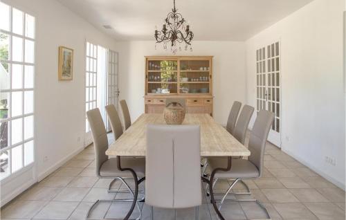 une salle à manger avec une table et des chaises dans l'établissement Beautiful Home In Thézan-Lès-Béziers, à Thèzan-lès-Béziers