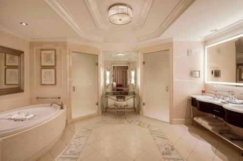 een grote badkamer met een bad en 2 wastafels bij The St. Regis Atlanta in Atlanta