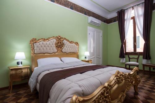 a bedroom with a large bed with green walls at Simon’ Secret in Venice