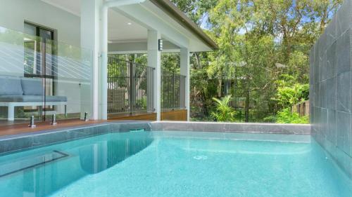 an empty swimming pool in a house with a house at Parkview - Palm Cove in Palm Cove