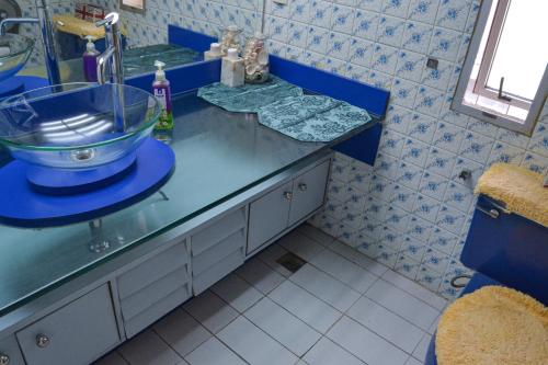 baño con lavabo y encimera azul en Casa grande en Coyoacán ideal para familias y varios acompañantes, en Ciudad de México