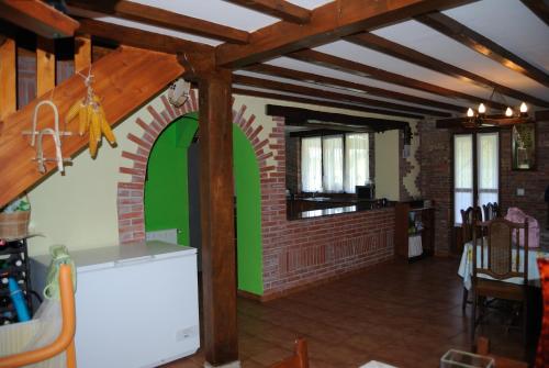 una cocina con una pared de ladrillo y un arco en Hosteria El Corralucu en Serdio