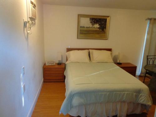 ein Schlafzimmer mit einem großen Bett mit zwei Nachttischen in der Unterkunft 5 Minutes to Siesta Key in Sarasota