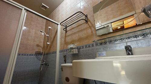 的住宿－北橫之星渡假山莊，带淋浴、卫生间和盥洗盆的浴室