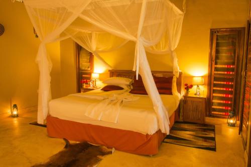 Ein Bett oder Betten in einem Zimmer der Unterkunft Ihamba Lakeside Safari Lodge