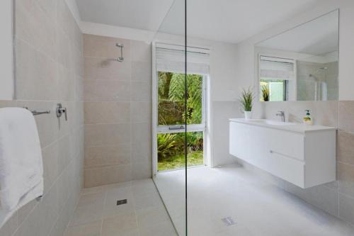 Ένα μπάνιο στο Oak and Cedar