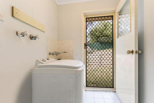 ein Bad mit einem WC und einem Fenster in der Unterkunft Minnehaha in Katoomba