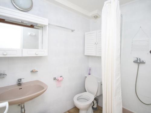 uma casa de banho branca com um WC e um lavatório em Appartement Argelès-sur-Mer, 2 pièces, 4 personnes - FR-1-309-255 em Argelès-sur-Mer