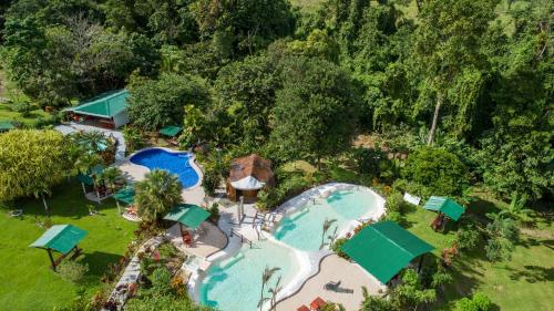 una vista aérea de una piscina en un complejo en Hotel & Hot Springs Sueño Dorado en Fortuna