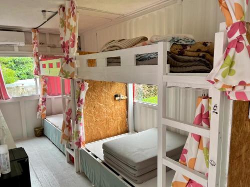 sypialnia z łóżkami piętrowymi w przyczepie kempingowej w obiekcie GUEST HOUSE SUMIRE - Vacation STAY 34298v w mieście Nago