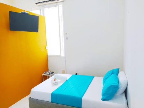 a bedroom with a bed with blue and orange walls at Apartamento centro histórico 303-2 in Cartagena de Indias