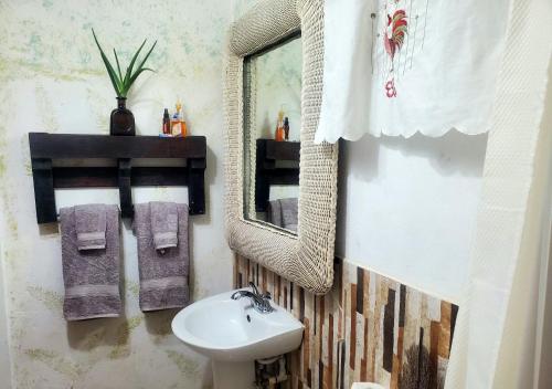 Vannas istaba naktsmītnē Sunbreeze Ocho Rios - A spacious, homely apartment