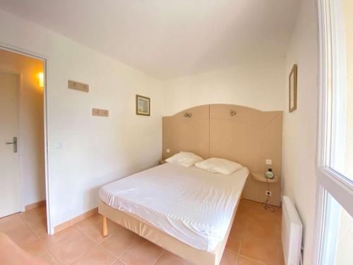 - une petite chambre avec un lit blanc et une fenêtre dans l'établissement Appartement La Baule, 2 pièces, 4 personnes - FR-1-245-18, à La Baule