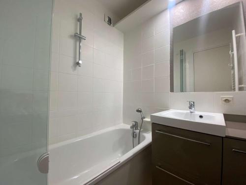 Ett badrum på Appartement La Baule, 2 pièces, 4 personnes - FR-1-245-18