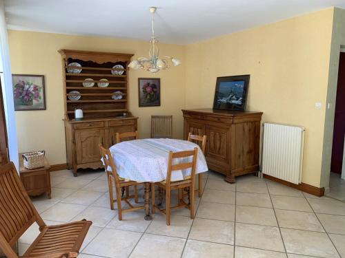 une salle à manger avec une table et des chaises dans l'établissement Maison 3 piéces, 80m² à Belz, proche Ria d'Etel - Plages à 4km, jardin fermé, idéal pour 4 pers - FR-1-397-52, à Belz
