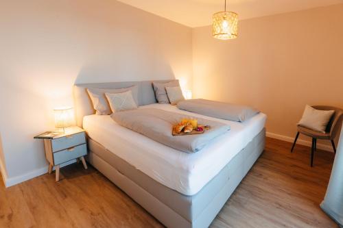 Un dormitorio con una cama con una bandeja de fruta. en Frünn Stuuv, en Ratzeburg