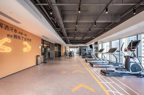 - une salle de sport avec des tapis de course et des équipements de cardio-training dans un bâtiment dans l'établissement EVEN Suzhou Grand Canal, an IHG Hotel, à Suzhou