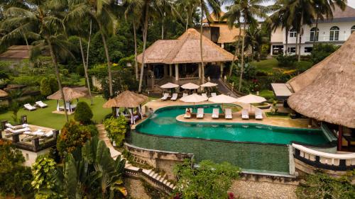 een luchtzicht op een resort met een zwembad bij Viceroy Bali in Ubud