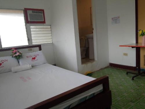 una camera con un letto di WJV INN LILOAN a Liloan