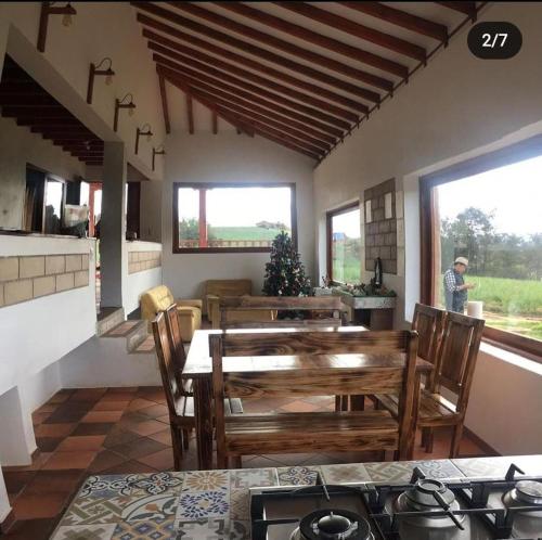 een keuken en eetkamer met een tafel en stoelen bij Villa Rosario in Aquitania