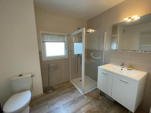 une salle de bain avec toilettes, douche et lavabo dans l'établissement Spacieux T3 PMR près de la plage avec terrasse, Wifi et parking à Capbreton - FR-1-413-214, à Capbreton