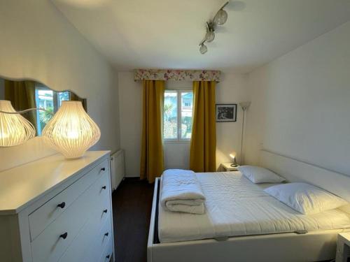 une chambre avec un lit, une commode et une fenêtre dans l'établissement Spacieux T3 PMR près de la plage avec terrasse, Wifi et parking à Capbreton - FR-1-413-214, à Capbreton