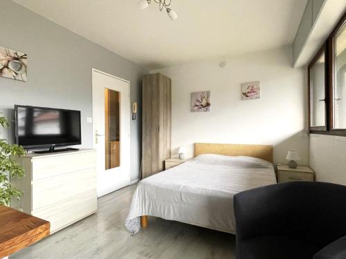 Posteľ alebo postele v izbe v ubytovaní Studio calme avec balcon, parking et animaux admis à Aix-les-Bains - FR-1-555-86