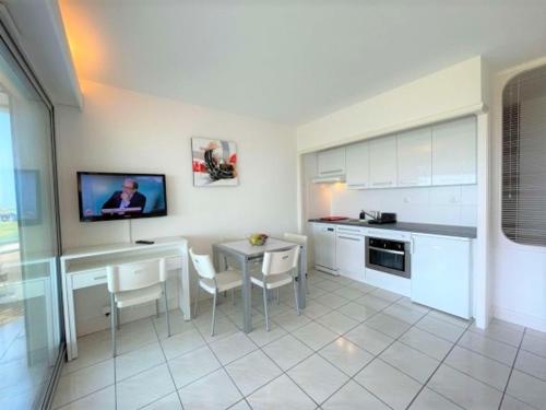 Fotografia z galérie ubytovania Bel appartement face mer avec piscine, à 2 pas de la plage - FR-1-652-32 v destinácii Saint-Jean-de-Monts