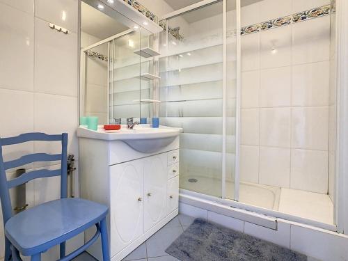 uma casa de banho com um lavatório e um chuveiro em Appartement Cucq-Stella Plage, 3 pièces, 5 personnes - FR-1-236-142 em Cucq