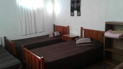1 dormitorio con 2 camas y ventana en Verano, en Punta del Este