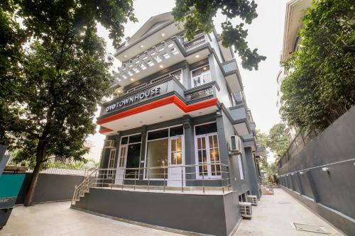 a building with a restaurant on a street at OYO Townhouse 330 DLF Phase-2 Near Leisure Valley Park in Gurgaon