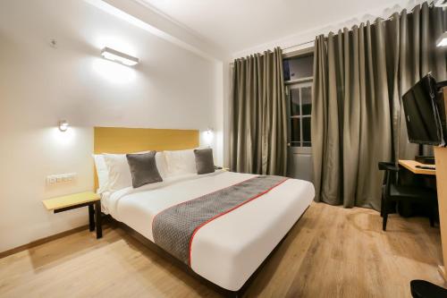 Tempat tidur dalam kamar di OYO Townhouse 330 DLF Phase-2 Near Leisure Valley Park