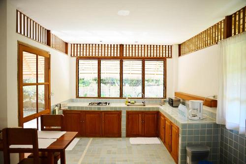 uma cozinha com um lavatório e uma mesa em resort hoshihana em Chiang Mai