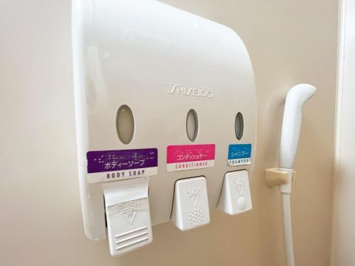 un termostato en una pared con diferentes etiquetas de colores en ビジネスホテル ごとう＠ＮＥＴ en Kure