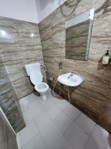 La salle de bains est pourvue de toilettes et d'un lavabo. dans l'établissement Hotel Soneva Inn, à Rānchī