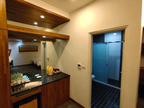 a bathroom with a sink and a shower in it at 晶緻麗景-花蓮火車站正對面 附近有大型收費停車場 in Hualien City