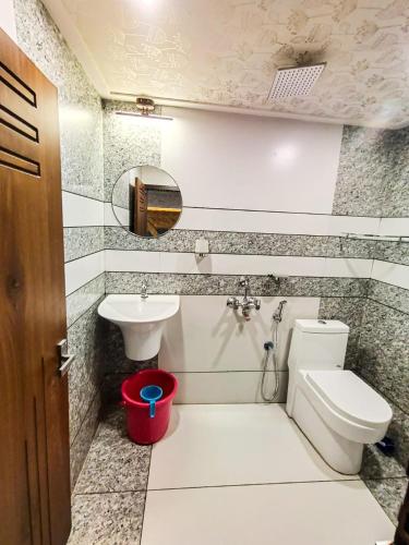 a bathroom with a toilet and a sink at Beach Paradise Day Cruise Houseboat in Alleppey