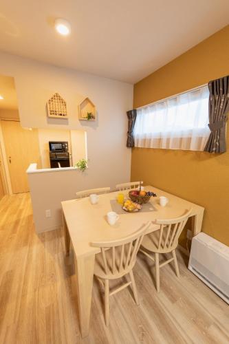 Un comedor con mesa y sillas en Experience Sapporo, en Sapporo