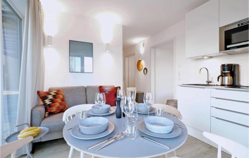 a living room with a table and a kitchen at Nice Apartment In Lembruchdümmer See in Lembruch