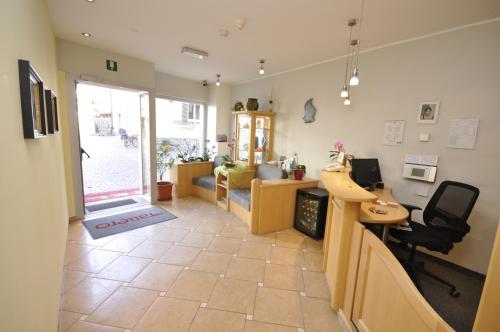 a room with a hair salon with a barber shop at Cityhotel Tallero in Bressanone