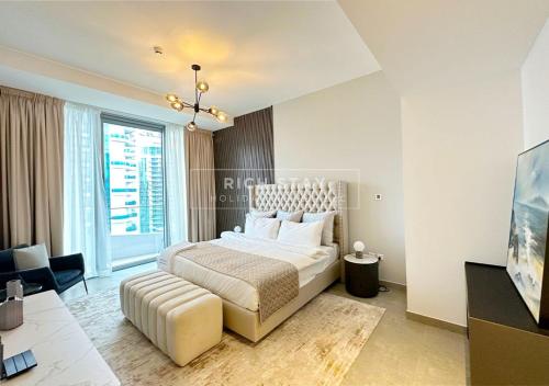 Postel nebo postele na pokoji v ubytování Rare 1BR-Stella Maris Dubai Marina Lake View by Rich Stay