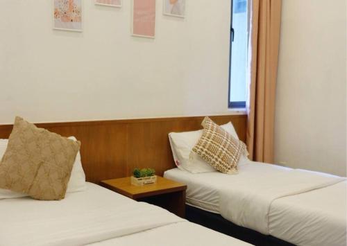 a room with two beds and a small table at Stunning View Boho Nova 3BR@KEA FARM, Brinchang, Cameron Highlands in Brinchang