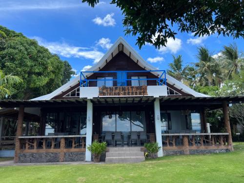 una casa con techo azul en Infinity Diving Resort and Residences, en Dauin