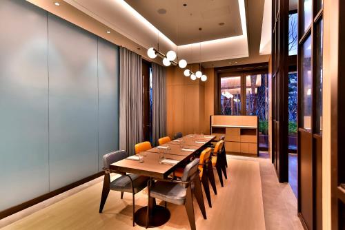 a conference room with a long table and chairs at Four Points by Sheraton Taipei Bali in Bali